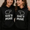 Villapaita Shes mine setti hauskalla Q SHE'S MINE SHE'S MINE -painatuksella